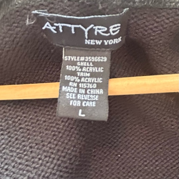 Attyre New York Size Large Black Vest Faux Fur Border and Tie Balls - Picture 9 of 9